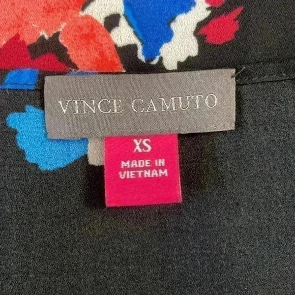 Vince Camuto black floral blouse in size xs - Picture 3 of 4
